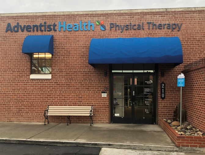 Five therapists caring for patients at Adventist Health Physical Therapy – Hanford